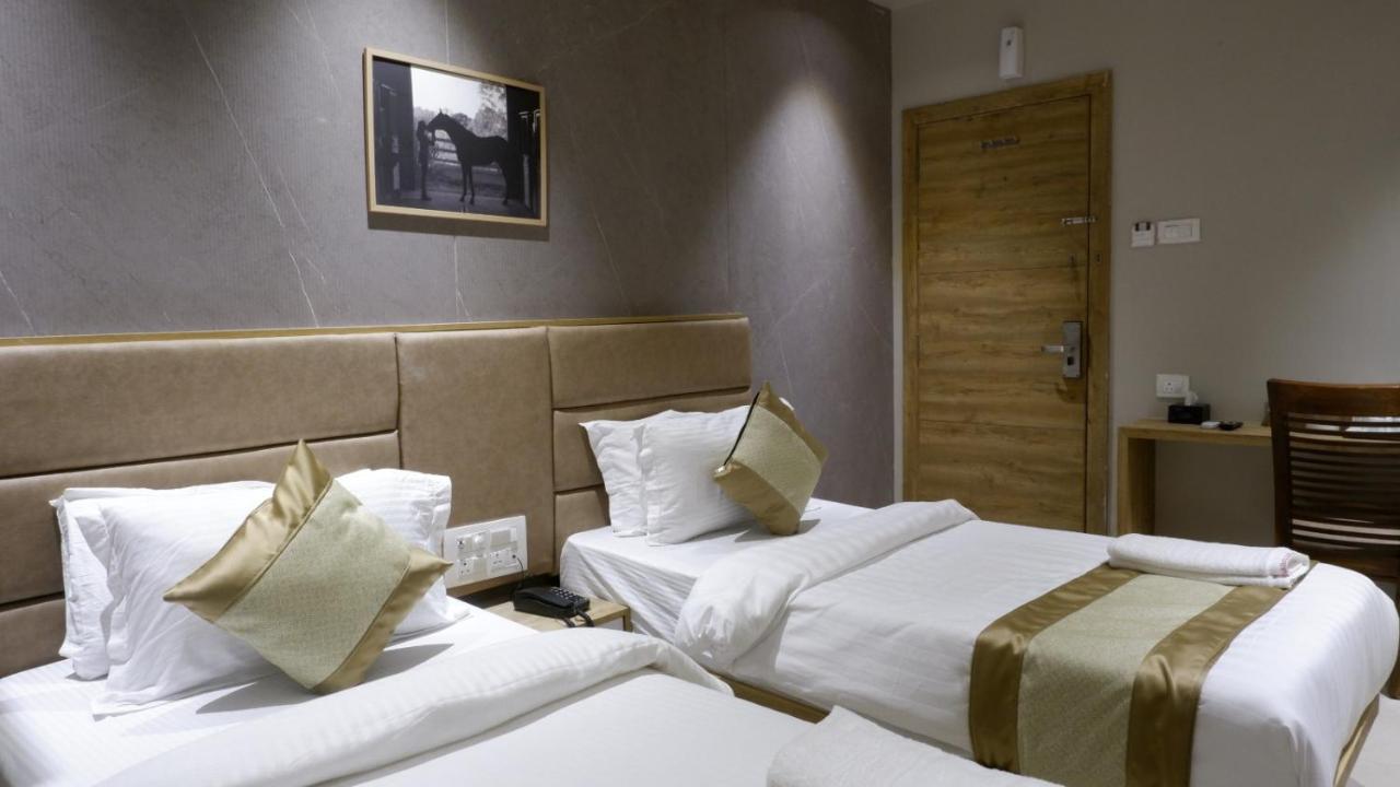 Hotel Amber Paramount ムンバイ エクステリア 写真