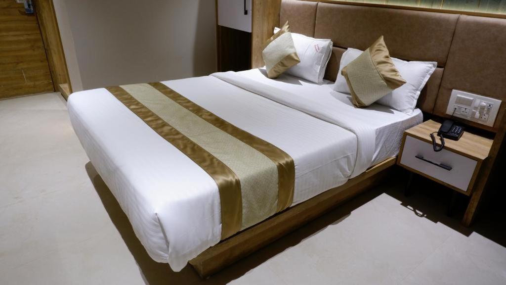 Hotel Amber Paramount ムンバイ エクステリア 写真