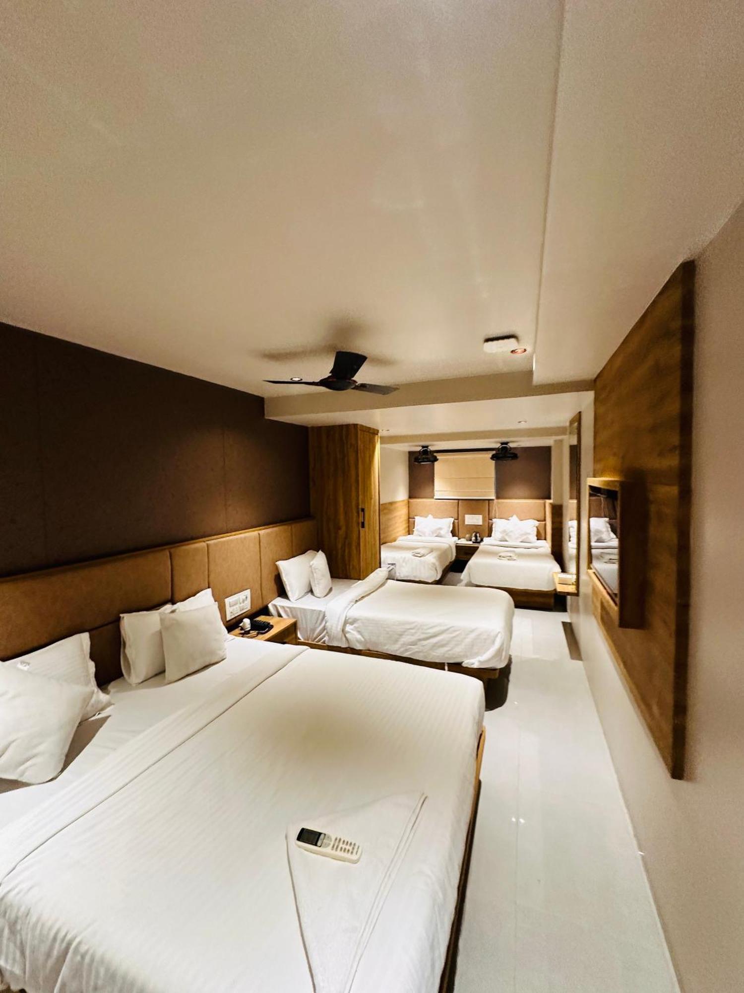 Hotel Amber Paramount ムンバイ エクステリア 写真